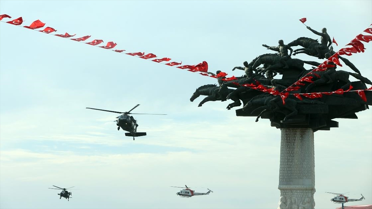 İzmir Semalarında Heyecan Veren Kurtuluş Gösterisi