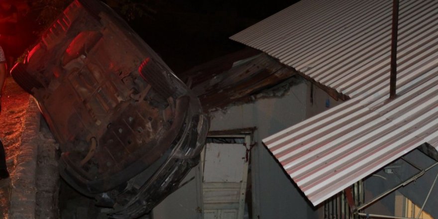 Hatay'da kontrolü kaybeden araç evin çatısına uçtu