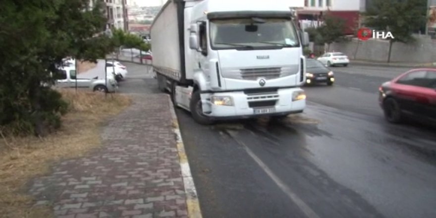 Beylikdüzü’nde yola dökülen mazot sürücülere zor anlar yaşattı