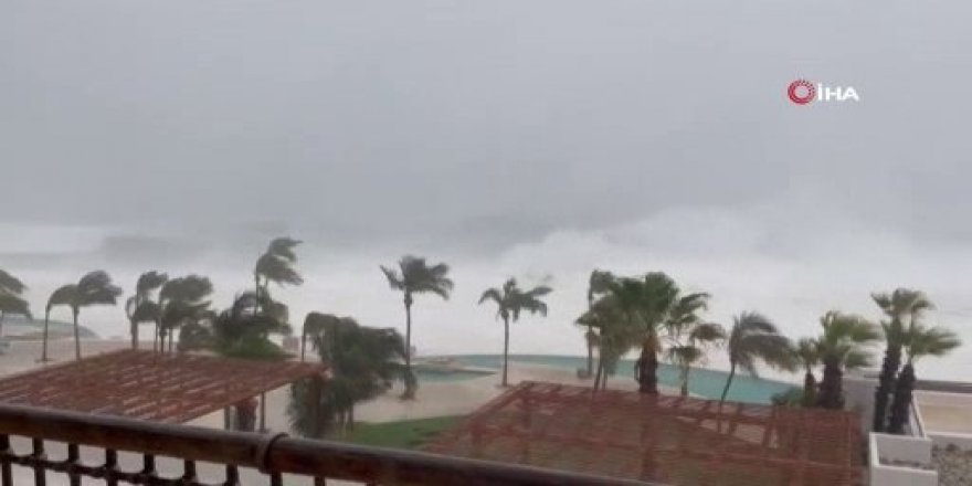 Meksika’da Olaf Kasırgası karaya çıktı