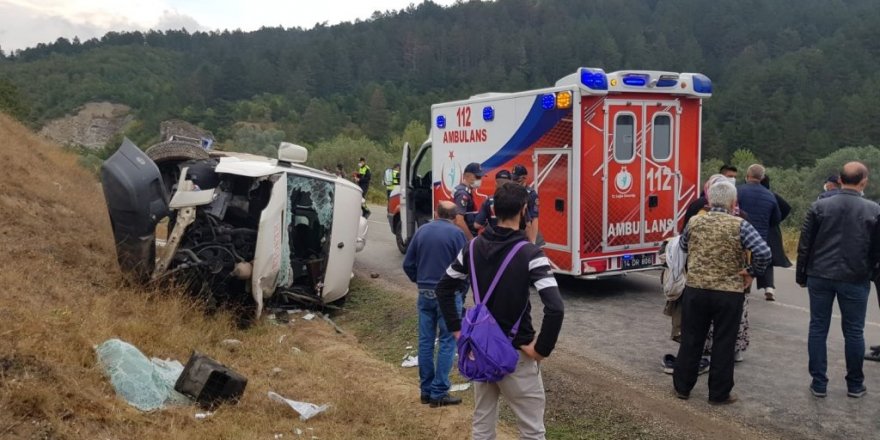 Tırla çarpışan işçi servisi yan yattı: 13 yaralı