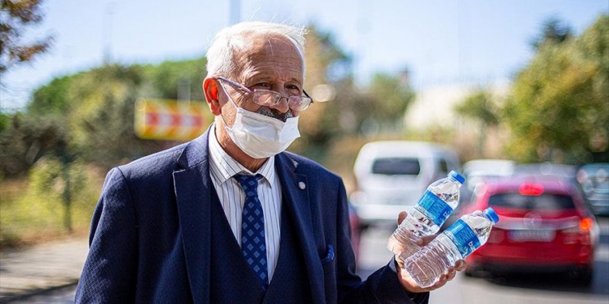 50 Yıldır Kravatını Çıkarmayan Yol Kenarındaki Sıra Dışı Su Satıcısı
