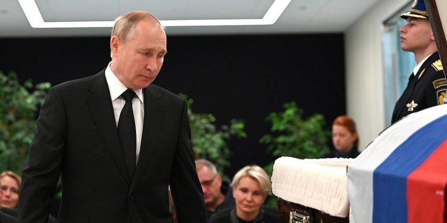 Putin, tatbikatta ölen Rus Bakan Ziniçev’in veda törenine katıldı