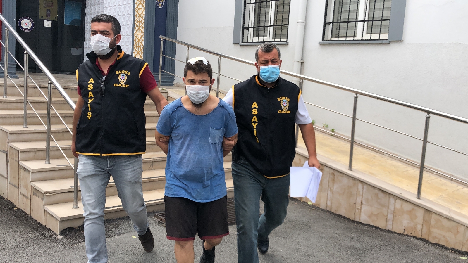 Eşini bıçakla rehin alan koca adliyeye sevk edildi