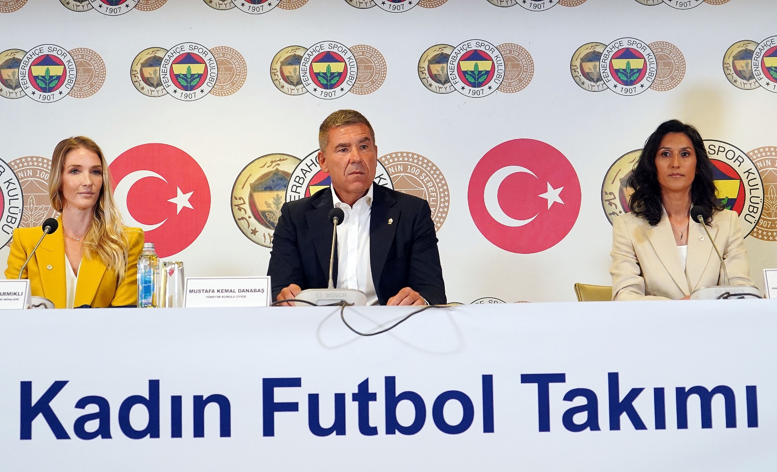 Fenerbahçe Kadın Futbol Takımı’nın imza tören gerçekleştirildi