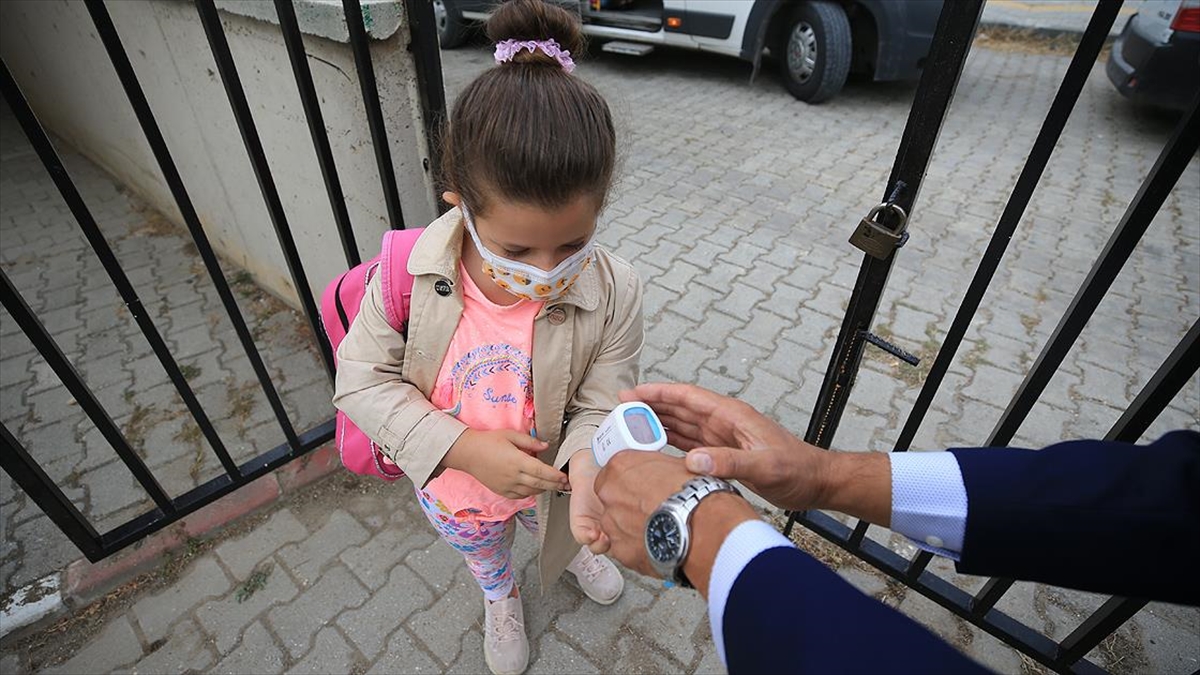 Kovid-19 Temaslısı Öğrenciler İle Aşısı Eksik Olanların Karantina Süreleri Kısaldı