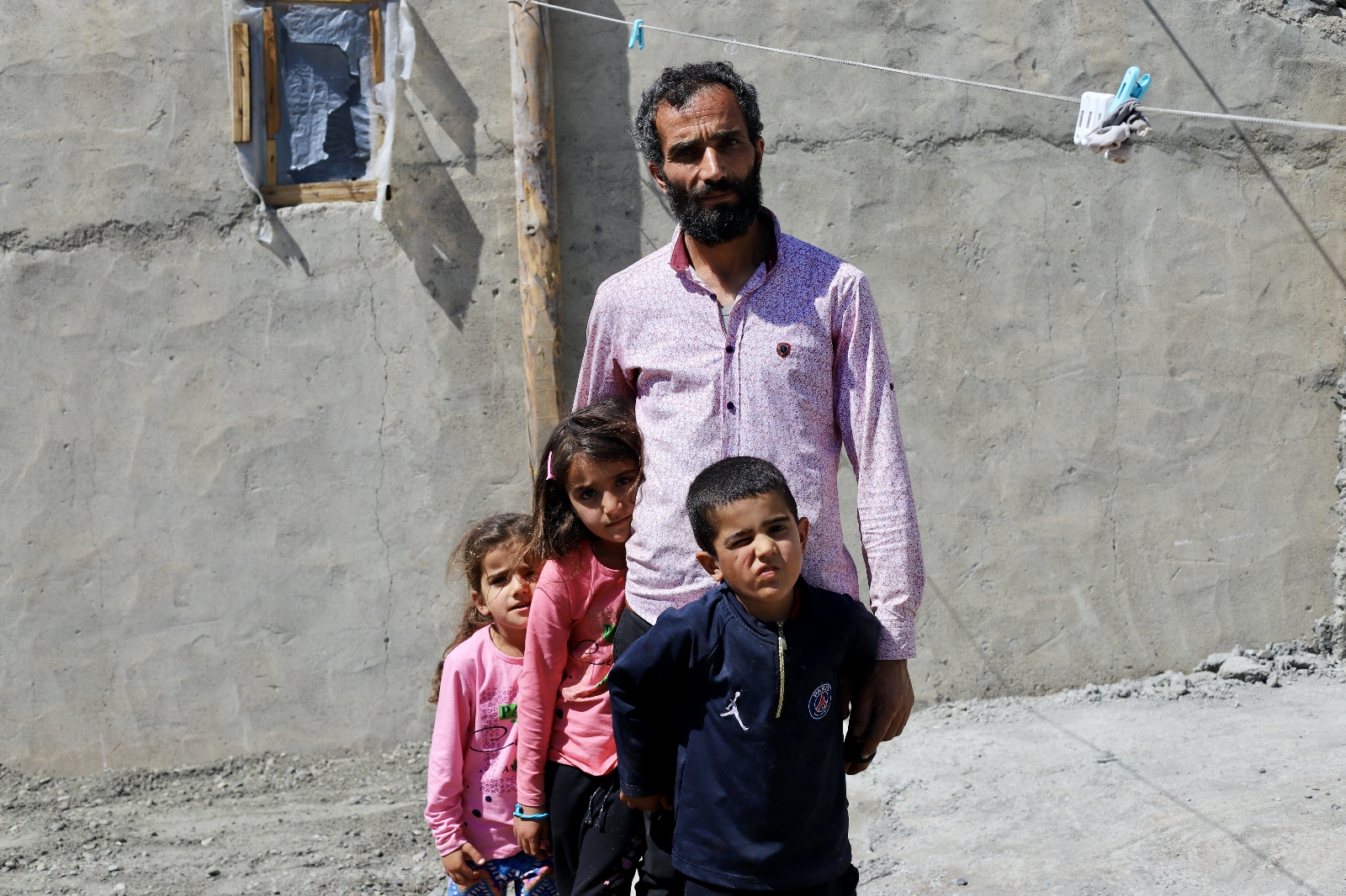 Kanserden Eşini Kaybeden Baba, 3 Çocuğuna Hem Annelik Hem Babalık Yapıyor