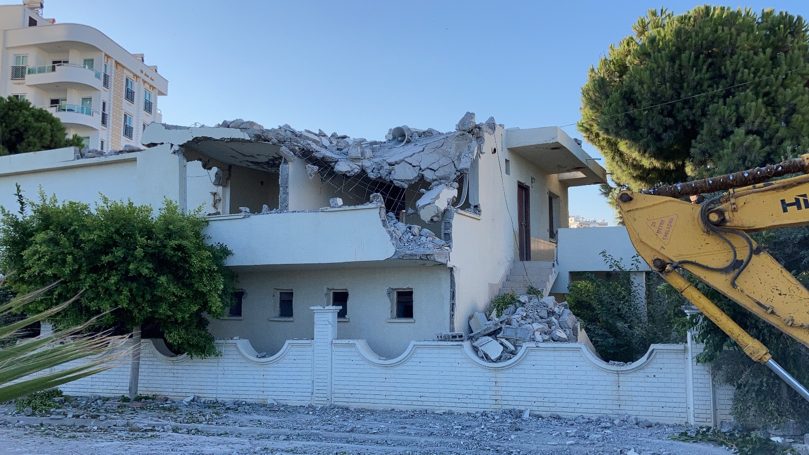 İş Makinesi Bir Dokundu, Minare Böyle Yıkıldı