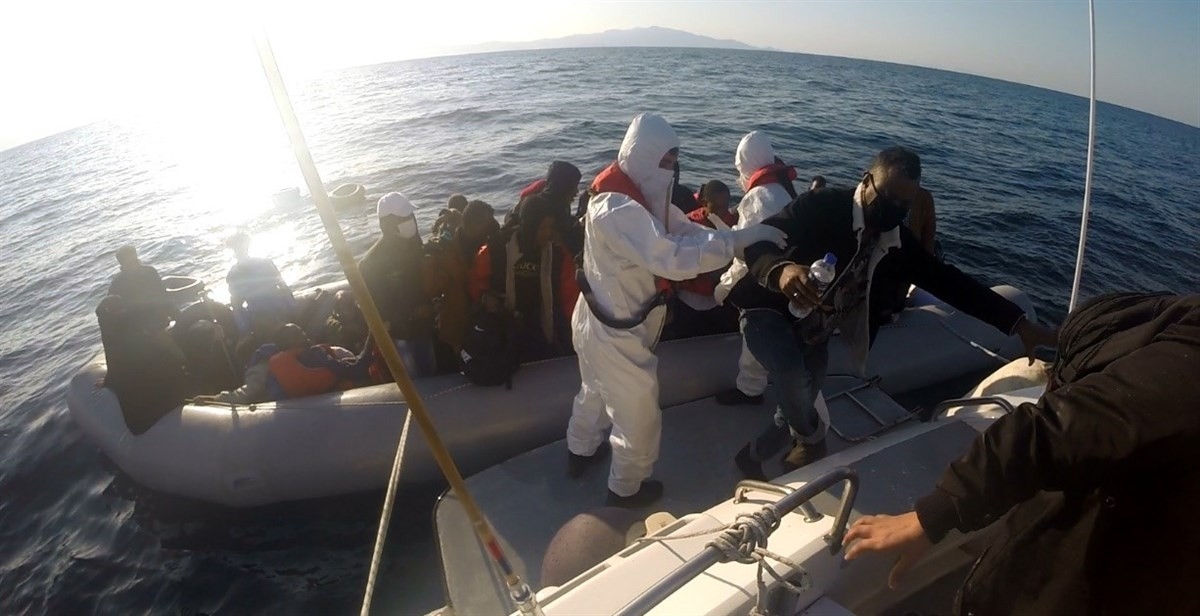 İzmir Açıklarında 59 Düzensiz Göçmen Kurtarıldı