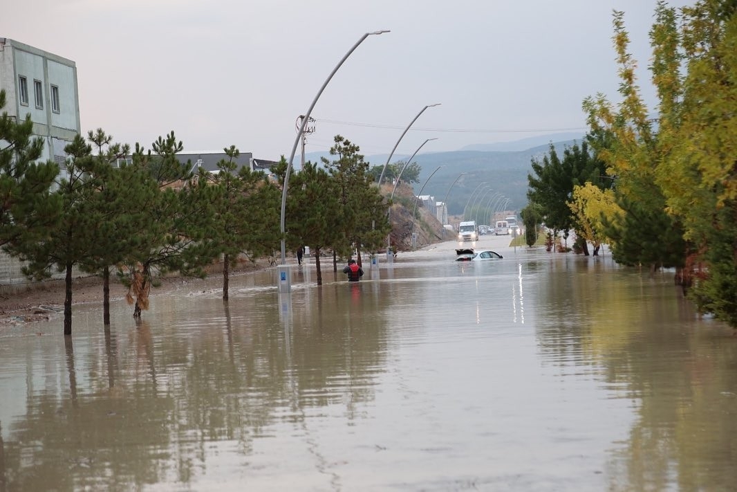 Kütahya OSB’de 4 fabrika su altında kaldı