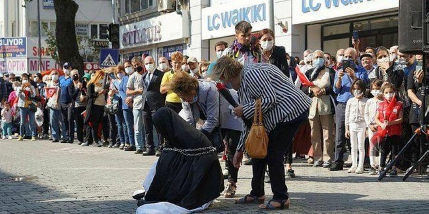 CHP'li Edremit Belediyesi'nden zincirli kadın gösterisine ilişkin açıklama
