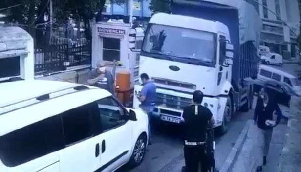 Sürücü el frenini çekmeyi unuttu, kamyon rampa aşağı kaydı