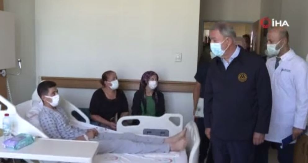 Milli Savunma Bakanı Akar’dan Yaralı Askerlere Ziyaret
