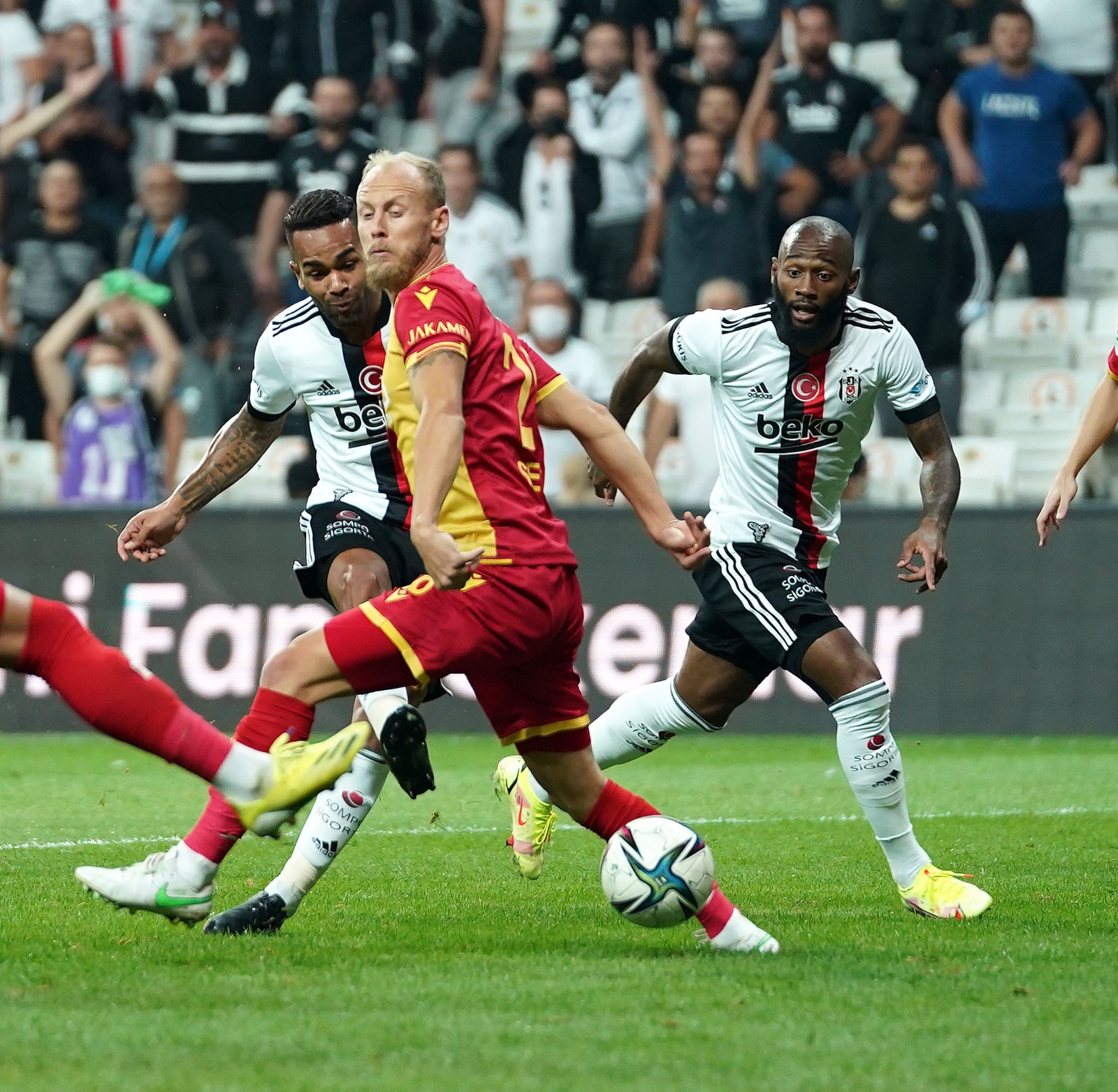 Sakatlığını Atlatan Alex Teixeira 11’e Döndü