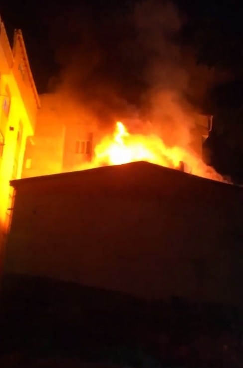 Esenyurt’ta düğünde atılan havai fişek çatıya düştü, çatı alev alev yandı