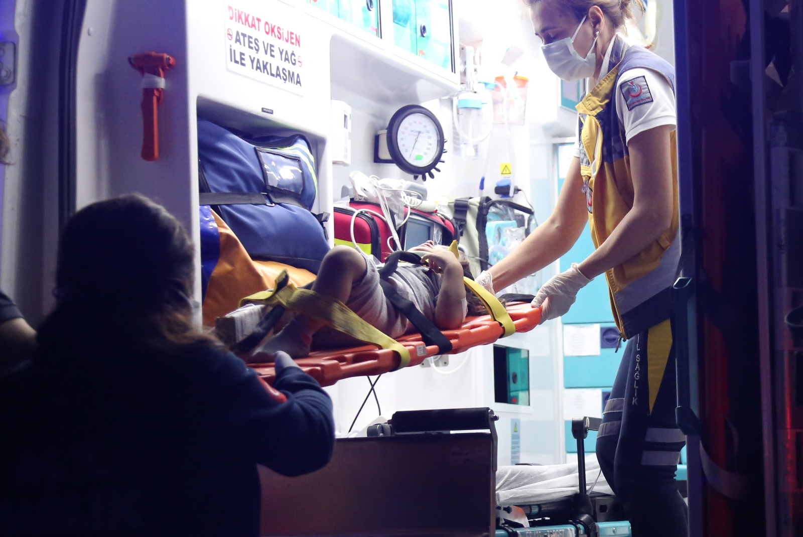 Otomobil park halindeki tankere çarptı, küçük çocuk camdan yola fırladı: 1’i ağır 3 yaralı