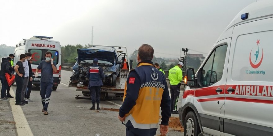 Kontrolden çıkan otomobil bariyerlere çarptı: 2 yaralı