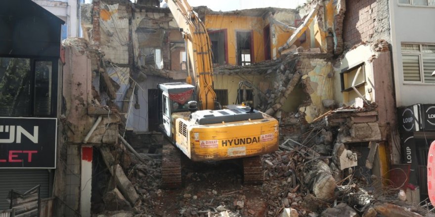 Gölcük depreminde ağır hasar gören bina 22 yıl sonra yıkıldı