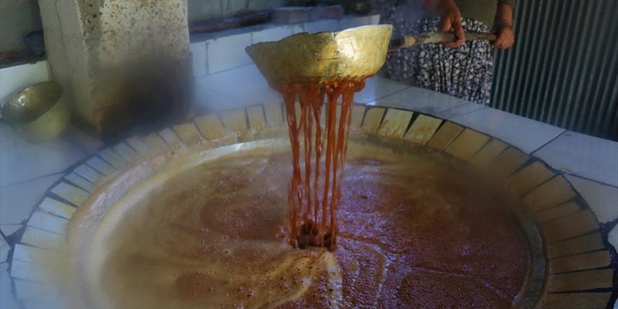 Dimrit Üzümünün Pekmezi Damakları Tatlandırıyor