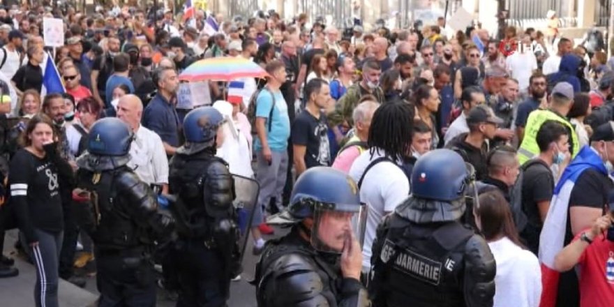 Aşı karşıtları bir kez daha sokaklarda