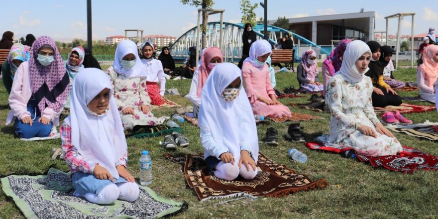 Çocuklar Millet Bahçesi’nde namaz kıldı