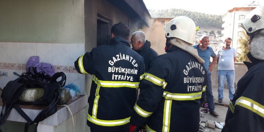 Depo olarak kullanılan odadaki eşyalar küle döndü