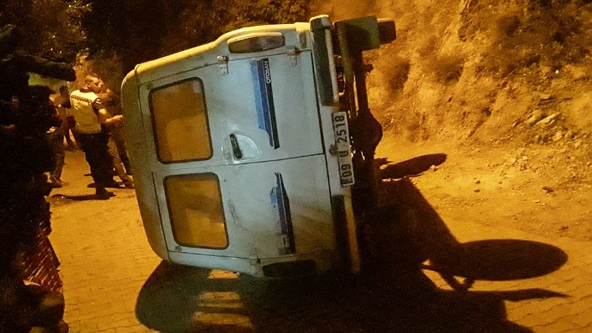 Freni boşalan minibüs devrildi: 4 yaralı