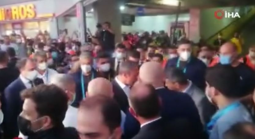 Fenerbahçe taraftarından tepki: ’Ali Koç buraya!’