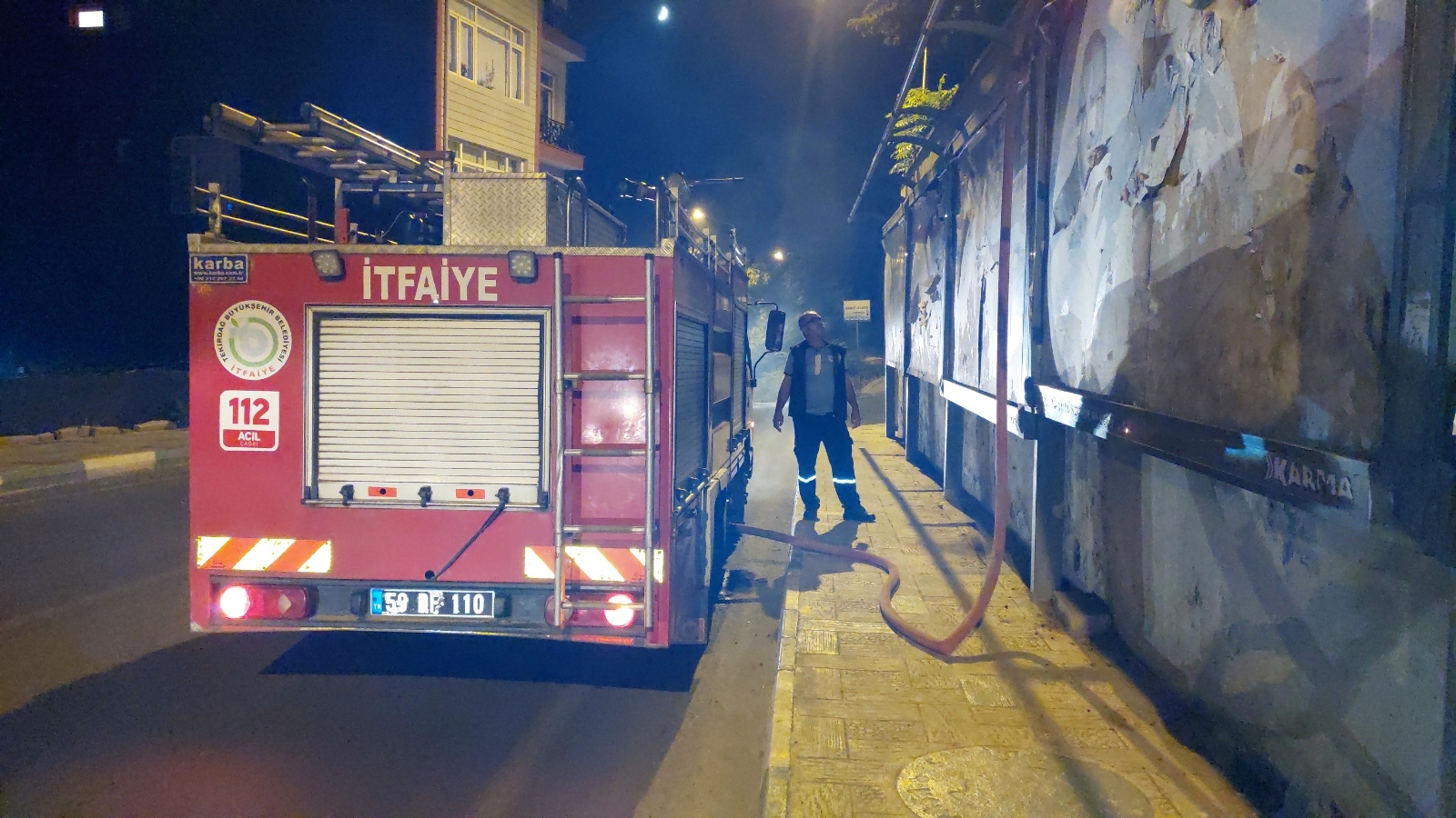 Yangına 3 metrelik duvara tırmanarak müdahale ettiler