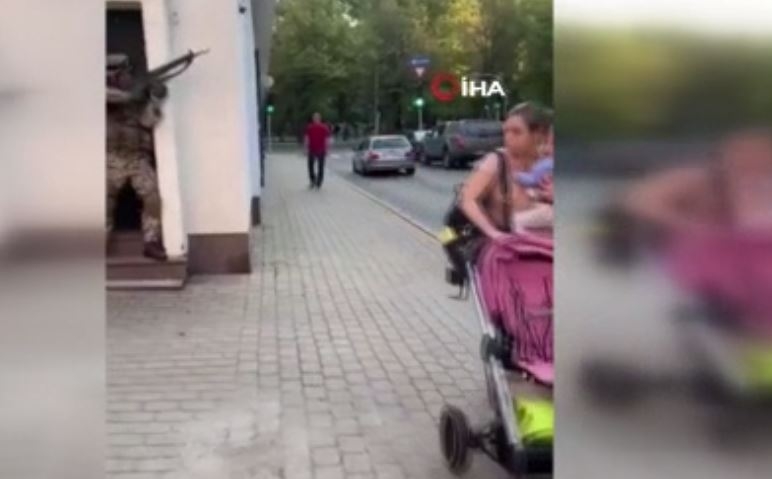 Letonya’da sokak ortasındaki askeri tatbikat tepki çekti