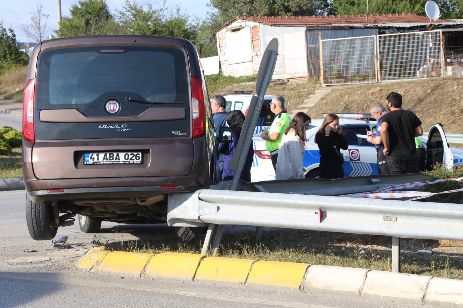 Otomobille çarpışan hafif ticari araç bariyerin üzerinde asılı kaldı: 2 yaralı