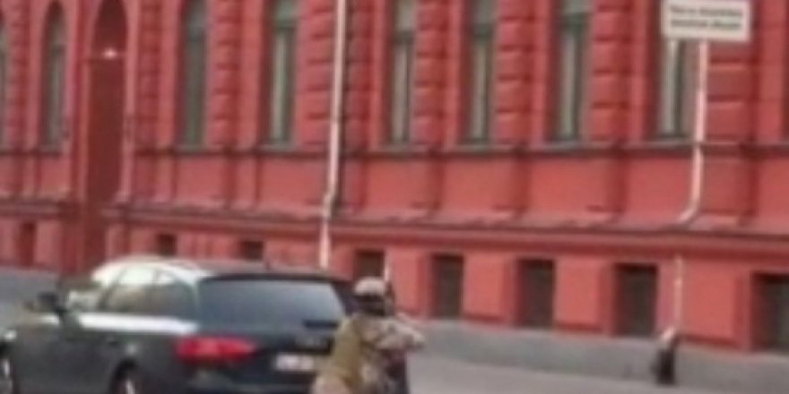 Letonya'da sokak ortasında askeri tatbikat