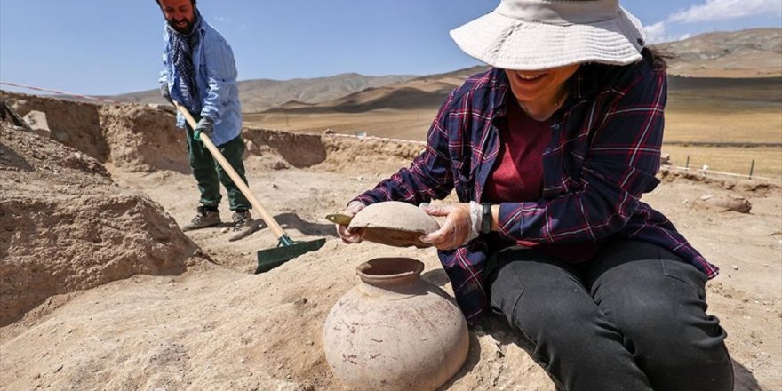Çavuştepe Kalesi'nde Bulunan 45 Urne Arkeologlarca Mercek Altına Alındı