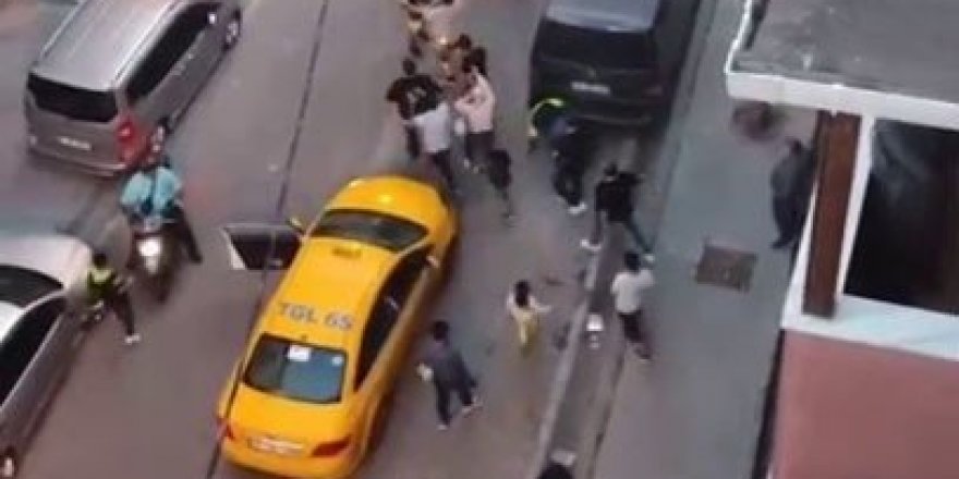 Esenyurt’ta taksiciyle müşterinin kavgası kamerada