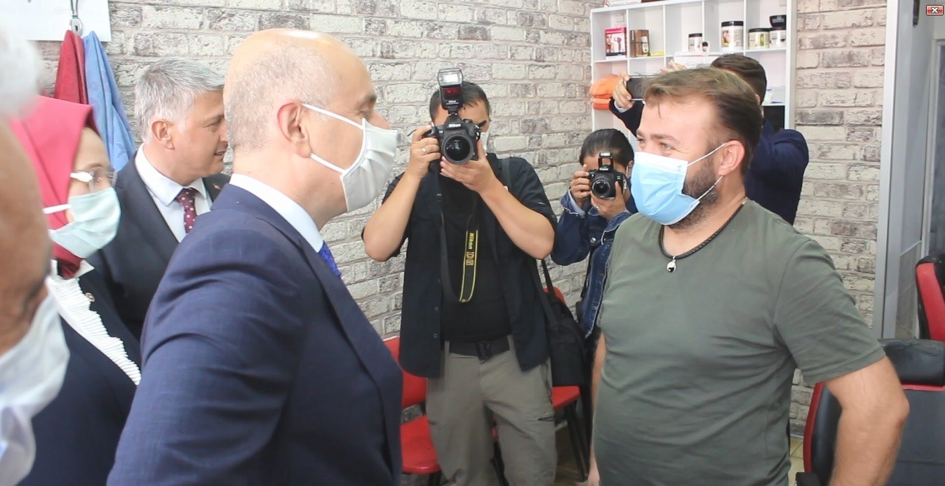 Bakan Karaismailoğlu’nun Tekirdağ’da Berber İle Güldüren Diyaloğu