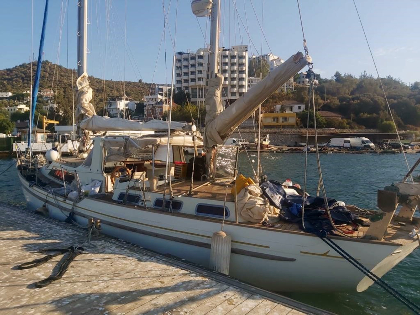 Tekne Karaya Oturdu, Göçmen Kaçakçısı Yakalandı