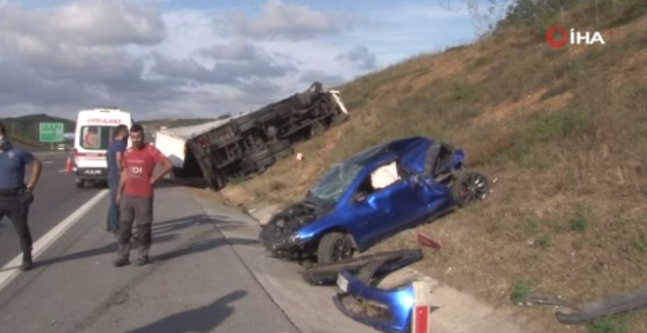 Otoyolda Duran Otomobile Tır Çarptı: 2 Yaralı