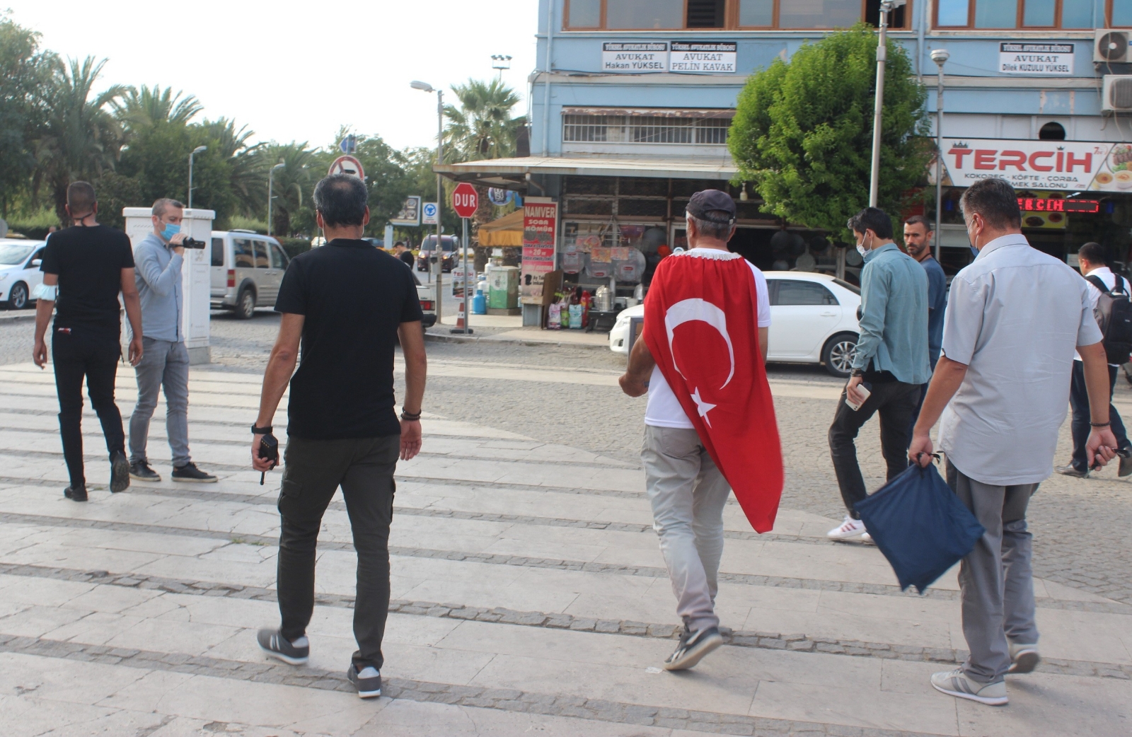 Elinde Kızının Fotoğrafı, Sırtında Türk Bayrağı İle Ankara’ya Yürüyor