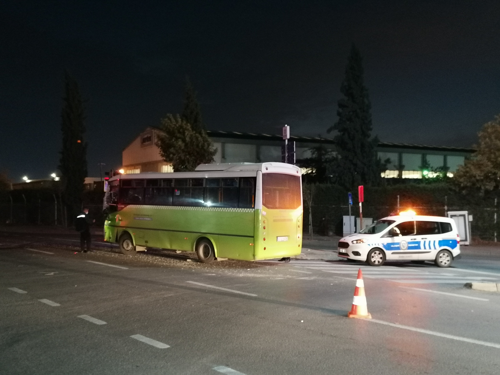 Işık İhlali Yapan Tır İle Yolcu Otobüsü Çarpıştı: 4 Yaralı