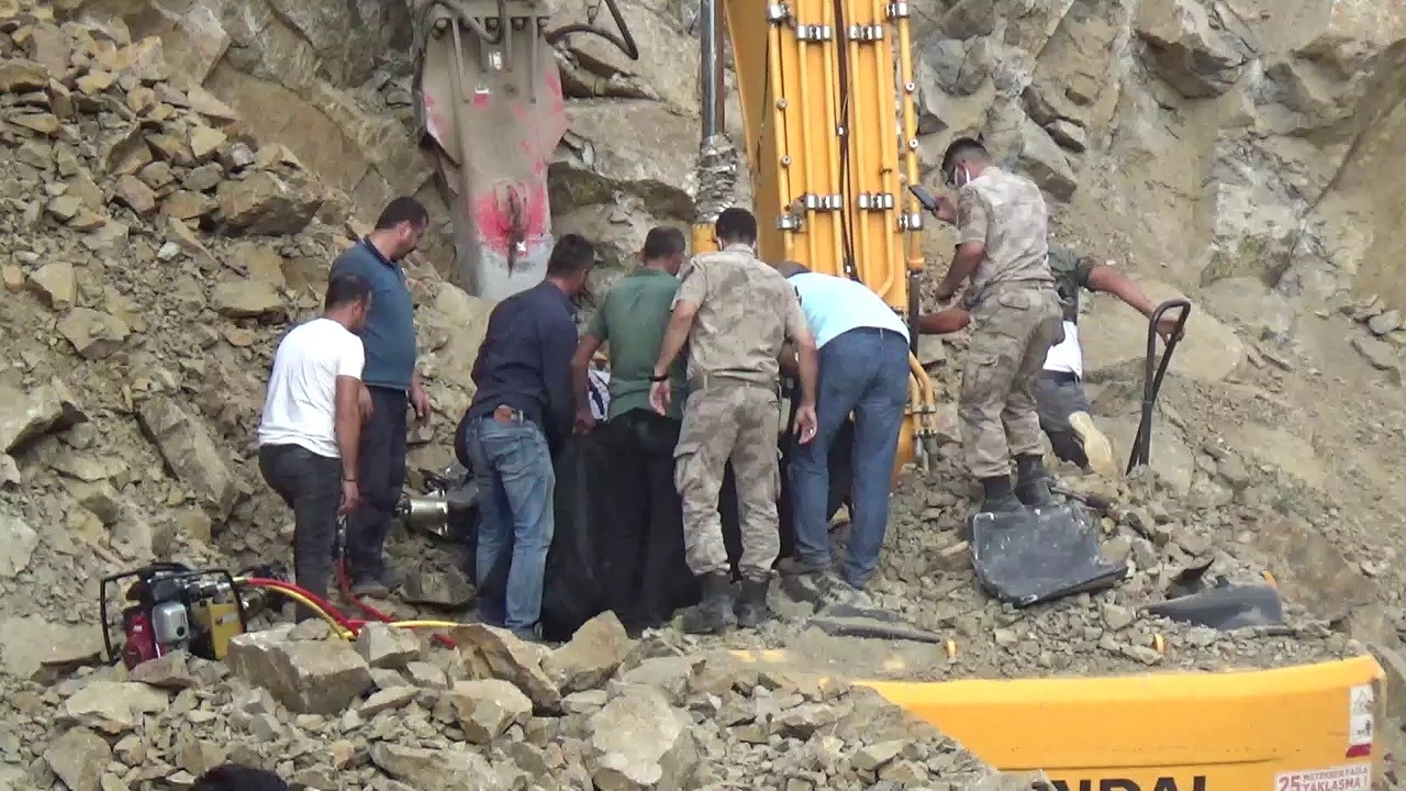 Heyelan sonucu iş makinasında sıkışarak hayatını kaybetti