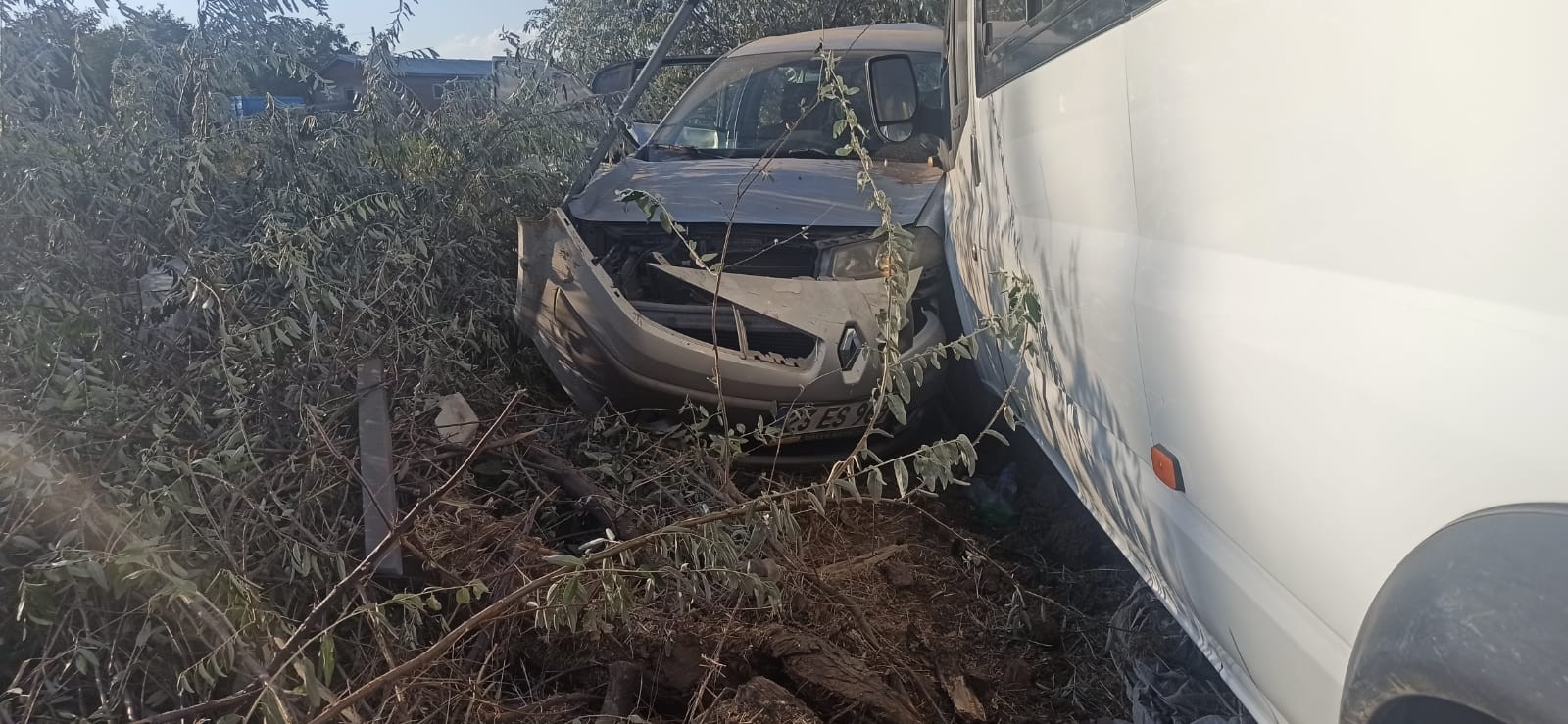 Elazığ’da 2 kişinin yaralandığı kaza anı kameraya yansıdı