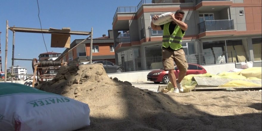 Okul müdürü, öğrencilerine ayakkabı almak için inşaatta çalışıyor