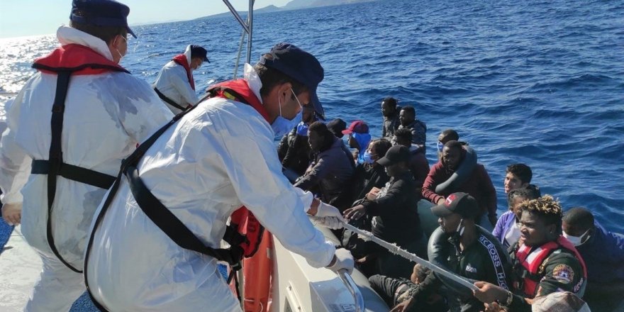 İzmir açıklarında 184 kaçak göçmen kurtarıldı