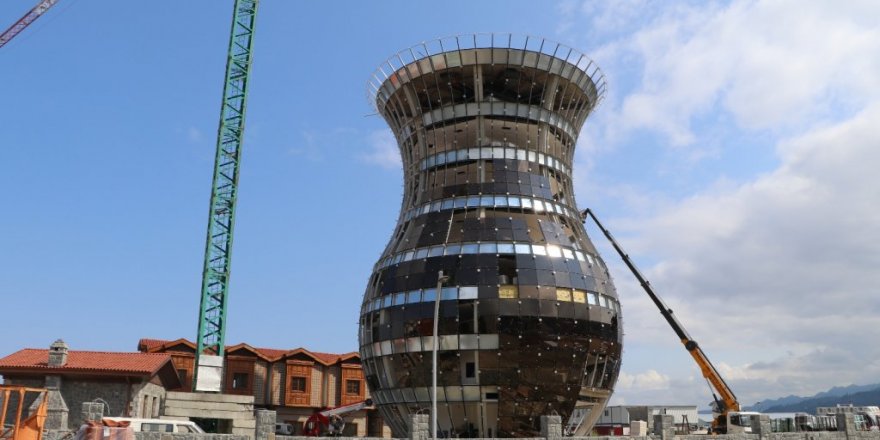 Dünyanın en büyük çay bardağının camları takılmaya başladı