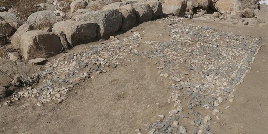 Uşaklı Höyük'te 3 Bin 500 Yıllık Mozaik Bulundu