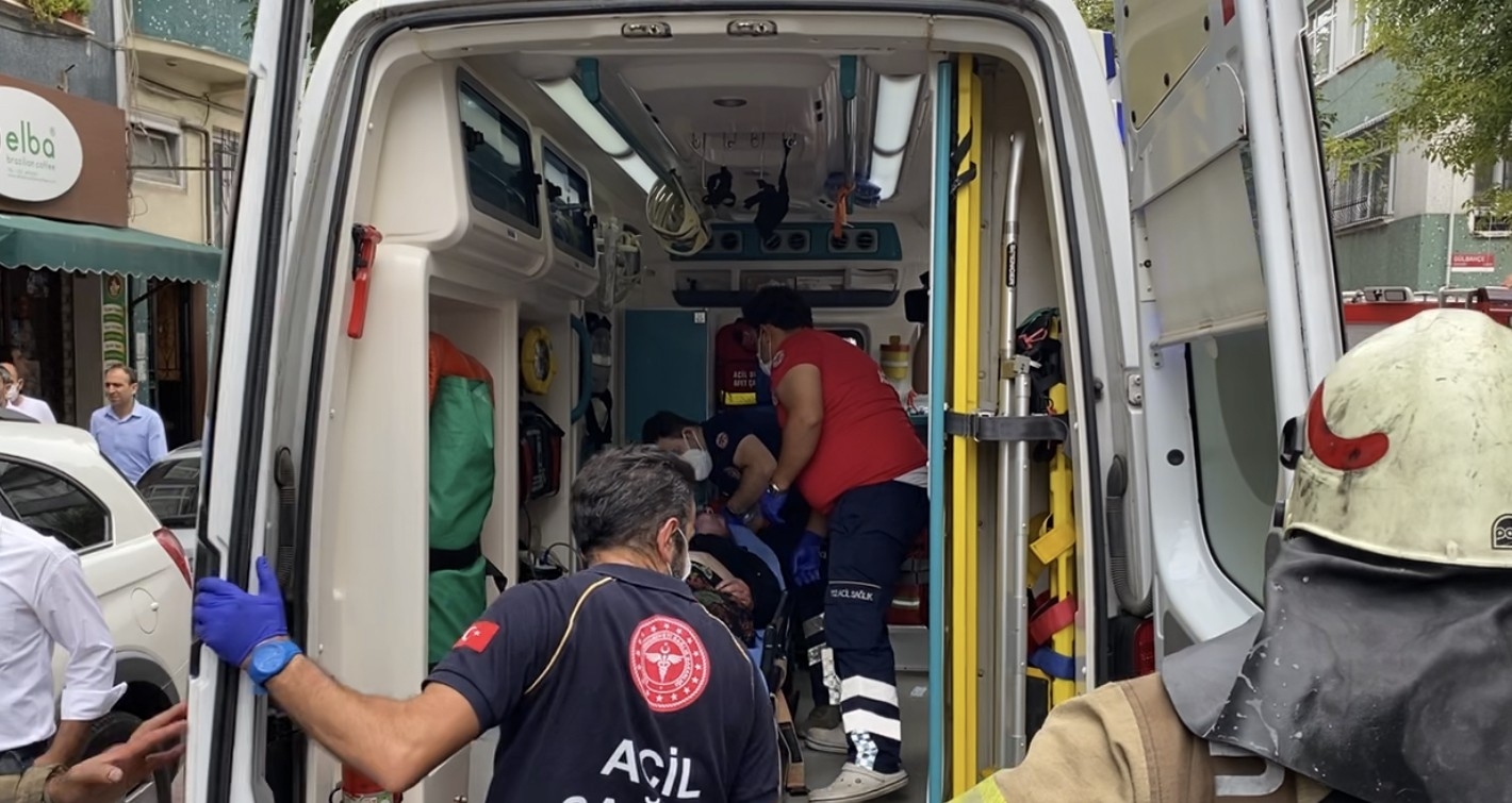 Fatih’te alevlerin arasında kalan yaşlı kadını itfaiye kurtardı