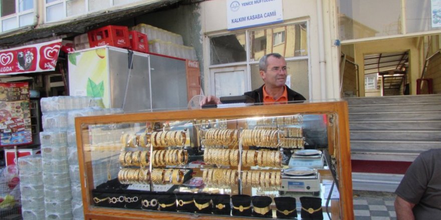 Simit Satar Gibi Altın Bilezik Satıyor