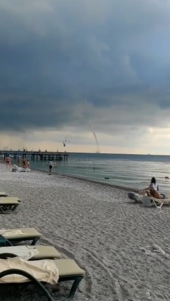 Denizde çıkan hortumu, film izler gibi seyrettiler