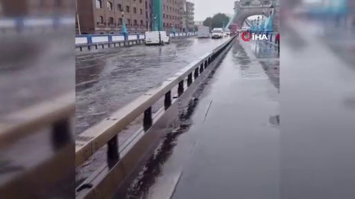Londra’daki Tower Bridge Köprüsü sular altında kaldı