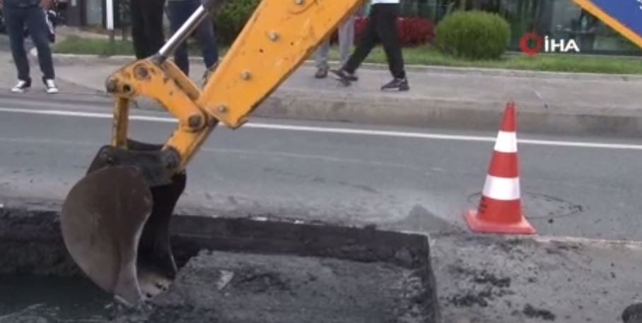 Sarıyer’de ana cadde çöktü, yol trafiğe kapatıldı